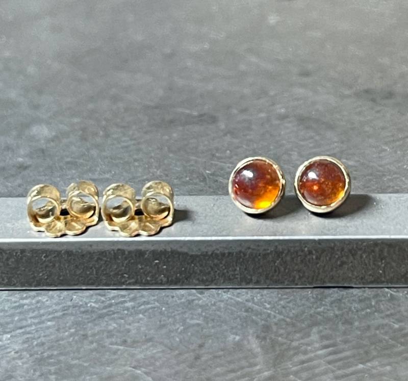 Orange Granat Ohrstecker, Solid 14K Gold Glatte Cabochon Lünette Kleine Handgemachte Geschenk Orange Granat Ohrstecker, Solid 14K Gold Glatte Cabochon Lünette Kleine Handgemachte Geschenk von ShopPaullaTewksbury