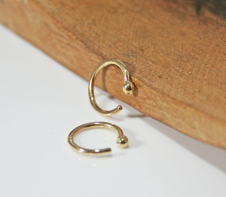 Solide 14K Gold Huggie Hoop Ohrringe Mit Ball End, Ohrringe, Creolen, Solid Weihnachtsgeschenk Für Sie Solide 14K Gold Huggie Hoop Ohrringe Mit Ball End, Ohrringe, Creolen, Solid Weihnachtsgeschenk Für Sie von ShopPaullaTewksbury