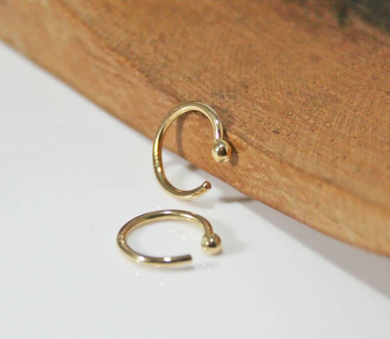 Solide 14K Gold Huggie Hoop Ohrringe Mit Ball End, Ohrringe, Creolen, Solid Weihnachtsgeschenk Für Sie Solide 14K Gold Huggie Hoop Ohrringe Mit Ball End, Ohrringe, Creolen, Solid Weihnachtsgeschenk Für Sie von ShopPaullaTewksbury
