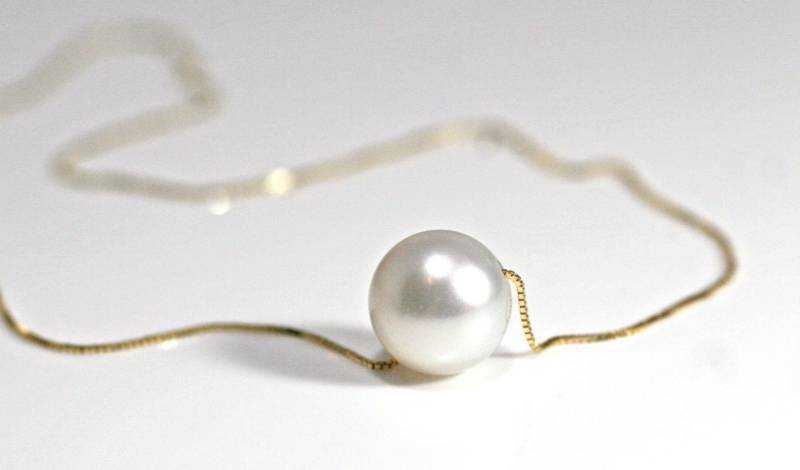 Perlenkette, Floating White Pearl Halskette, Zarte Goldkette, 14K Solid Gold Einzelperle Geschenk Für Sie von ShopPaullaTewksbury