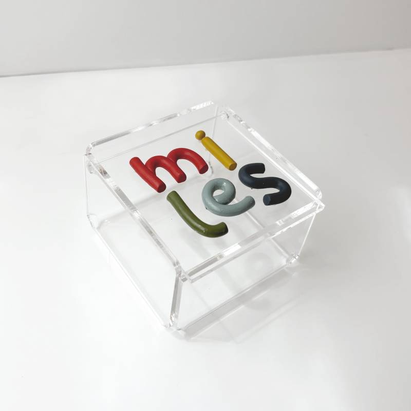 Personalisierte Acryl Mini Schmuckschatulle Primärer Regenbogen von ShopPepperbird