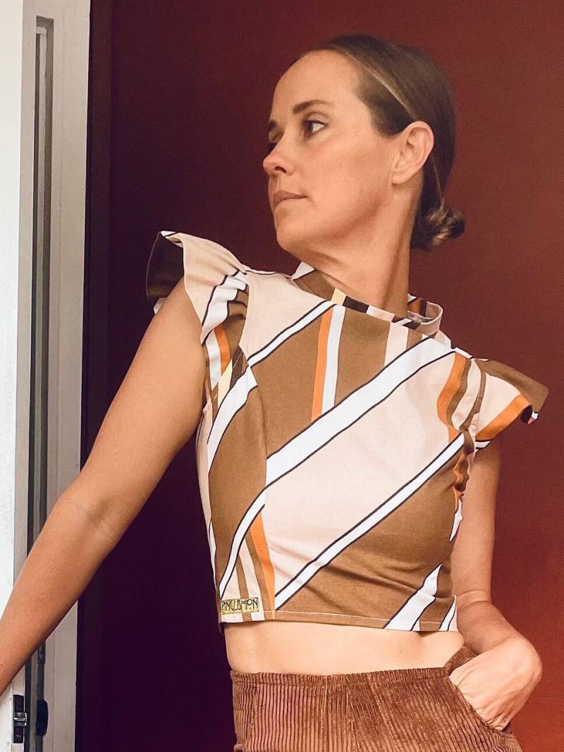 70's Retro Gestreiftes Statement Top Mit Übergroßer Rüschen Schulter von ShopPincushion