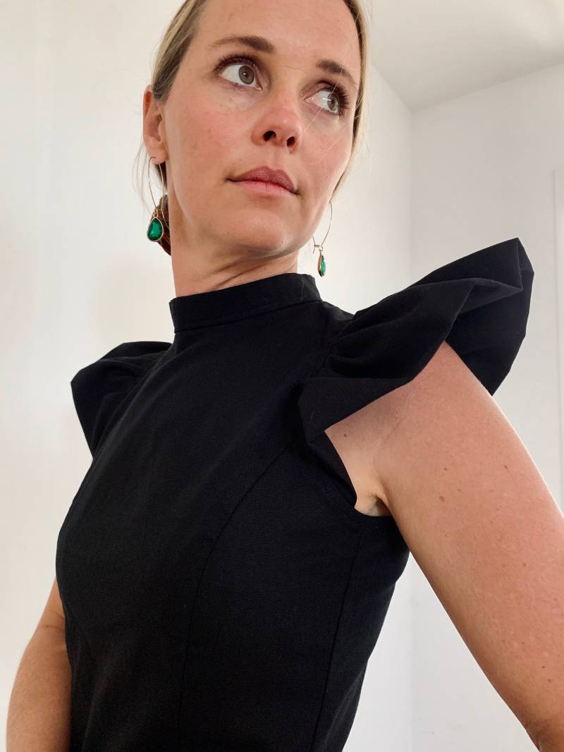 Noir Statement Piece Top Mit Übergroßen Rüschen Schulter Reißverschluss Rücken Noir Statement Piece Top Mit Übergroßen Rüschen Schulter Reißverschluss Rücken von ShopPincushion