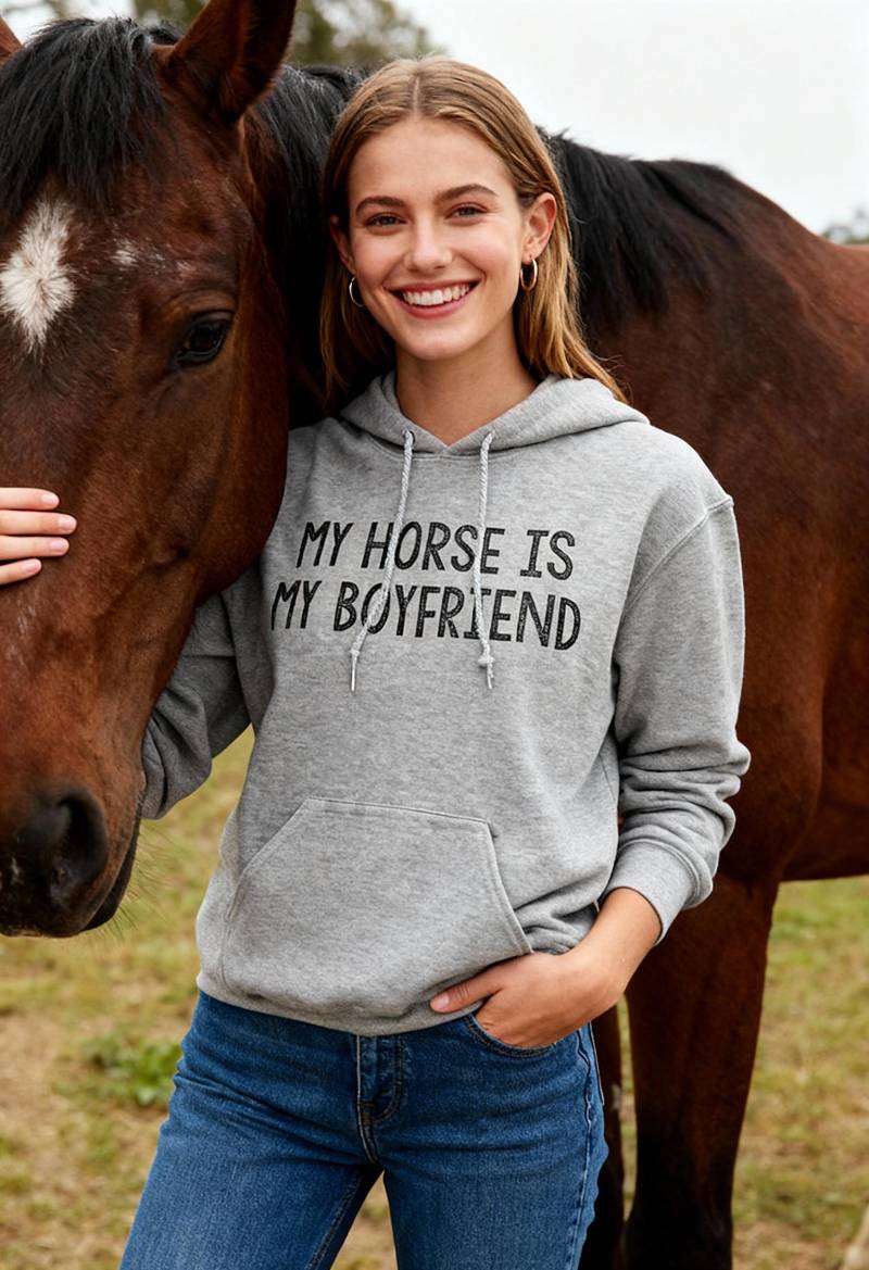 My Horse Is My Boyfriend Reiter-Hoodie-Sweatshirt My Horse Is My Boyfriend Reiter-Hoodie-Sweatshirt von ShopPonyMacaroni