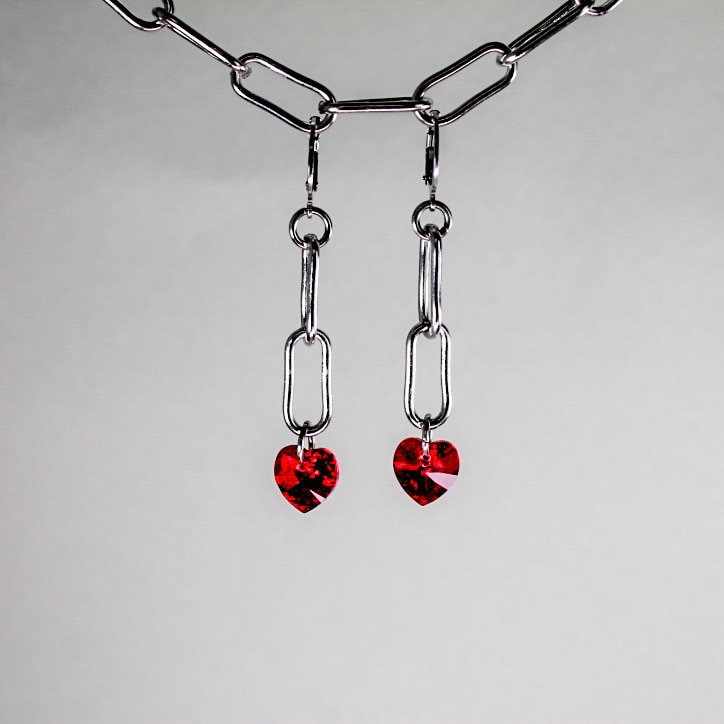 Chain Earrings With Red Crystal Hearts Chain Earrings With Red Crystal Hearts von ShopRoyaGems