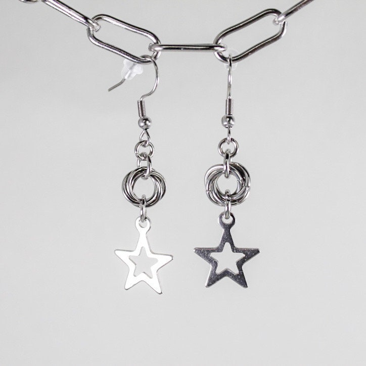Short Dangly Star Earrings von ShopRoyaGems