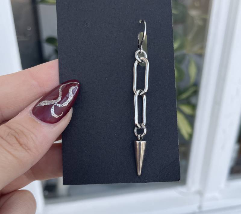 Single Silver Chain Earring With Spike Single Silver Chain Earring With Spike von ShopRoyaGems