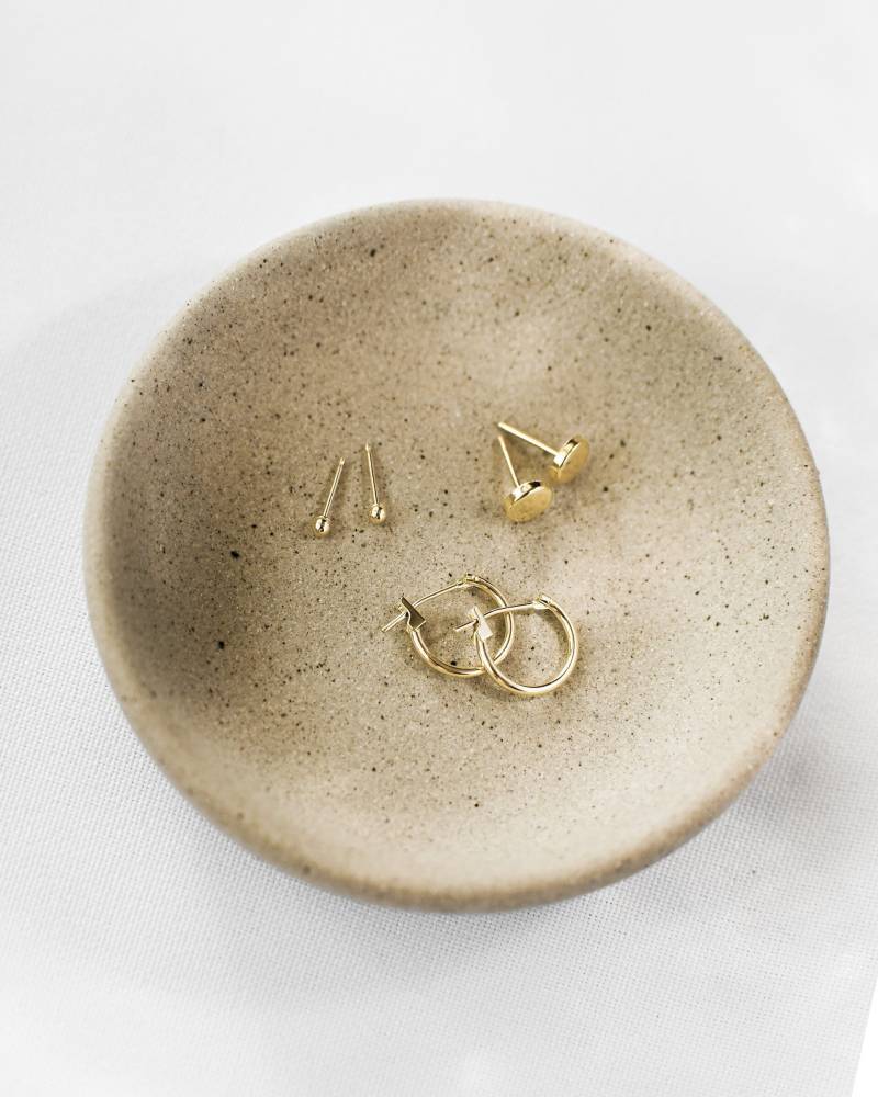 14K Solid Gold Ohrringe Kleine Ohrstecker Oder Huggie Creolen von ShopSWSS