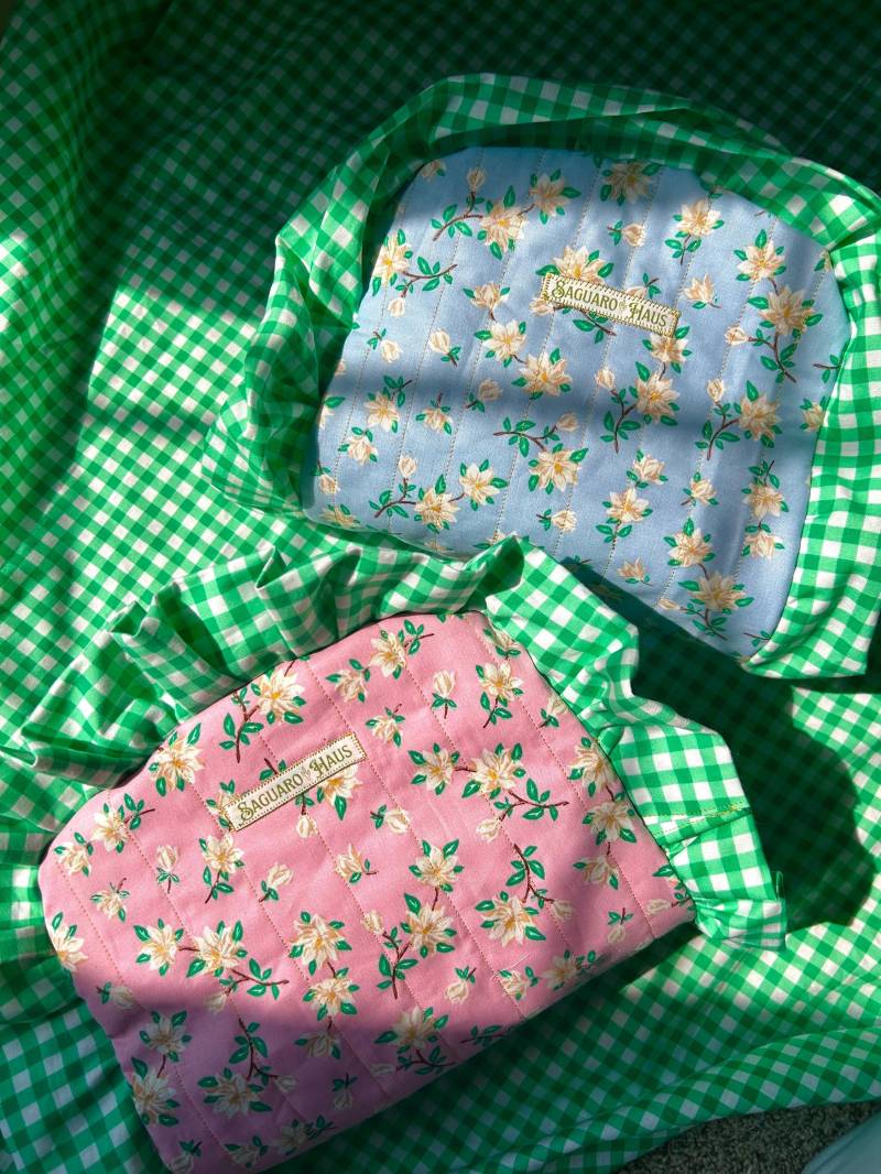 Rüschen Blumen Gingham Beutel Handgemachte Gesteppte Schminktasche Rüschen Blumen Gingham Beutel Handgemachte Gesteppte Schminktasche von ShopSaguaroHaus