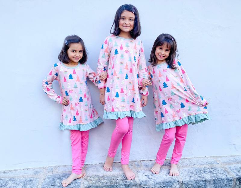 Mädchens Festliche Weihnachtsbaum-Baumwoll-Rüschen-Tunika Mit Passenden Leggings, Individuelles Design Monogramm von ShopSavannahCreation