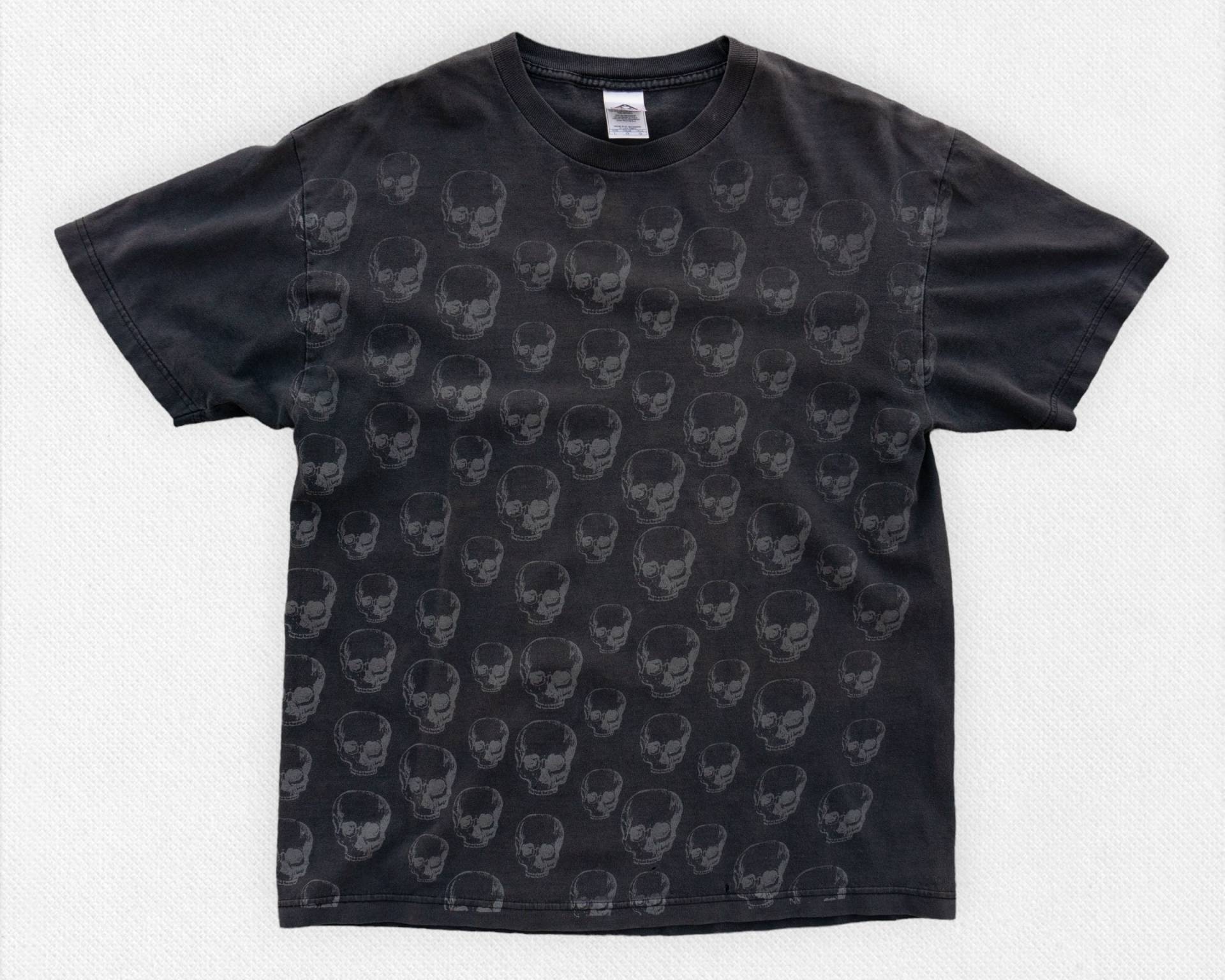 90Er Jahre Vintage All Over Print Totenkopf T-Shirt | Shirt Halloween von ShopSaviorClothing