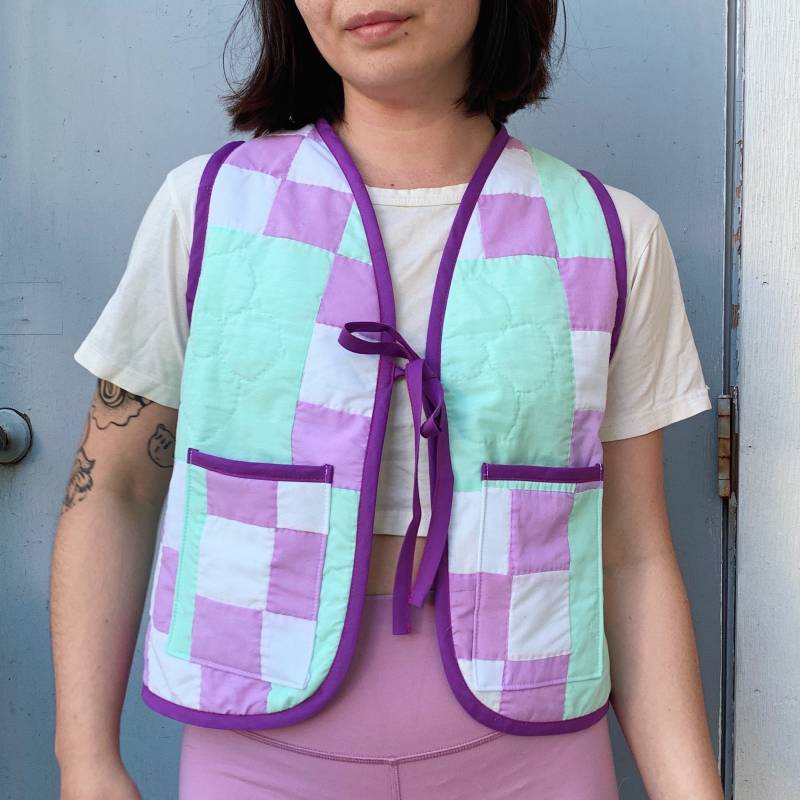 Front Krawatte Quilt Gesteppte Kurze Weste Mantel Februar Blumen Monatlicher Geburtstag Sternzeichen Geschenk Lila Kariert Vintage Antik Bestickt Front Krawatte Quilt Gesteppte Kurze Weste Mantel Februar Blumen Monatlicher Geburtstag Sternzeichen Geschenk Lila Kariert Vintage Antik Bestickt von ShopShyTiger