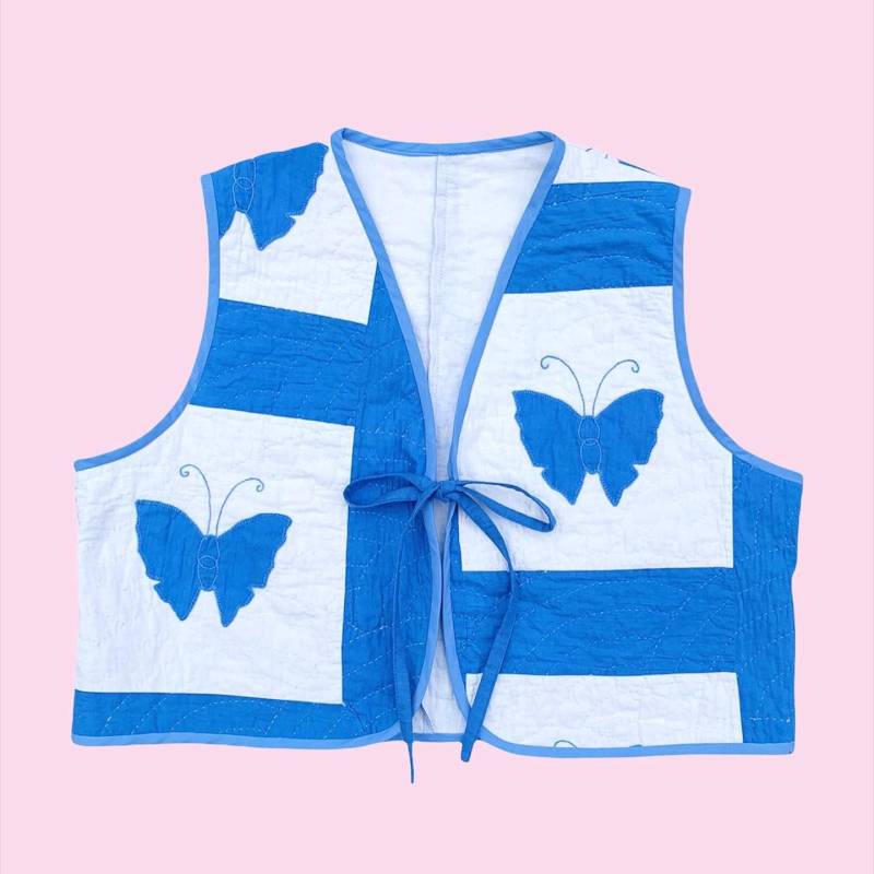 Front Krawatte Quilt Gesteppte Kurzweste Mantel - Blau & Weiß Schmetterlinge Quadrate Grid Front Krawatte Quilt Gesteppte Kurzweste Mantel - Blau & Weiß Schmetterlinge Quadrate Grid von ShopShyTiger