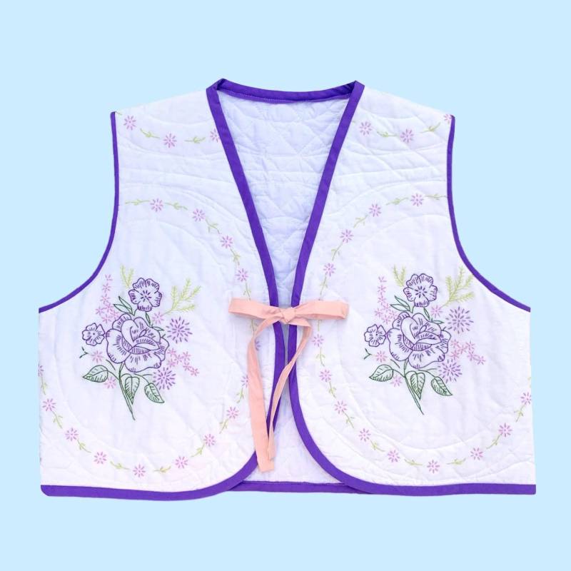 Gesteppte Kurzweste Vorne Krawatte - Lila Weiß Gestickte Blume Blumenstrauß Patchwork Upcycled Antik Vintage Ärmellos Übergröße 3x Gesteppte Kurzweste Vorne Krawatte - Lila Weiß Gestickte Blume Blumenstrauß Patchwork Upcycled Antik Vintage Ärmellos Übergröße 3x von ShopShyTiger