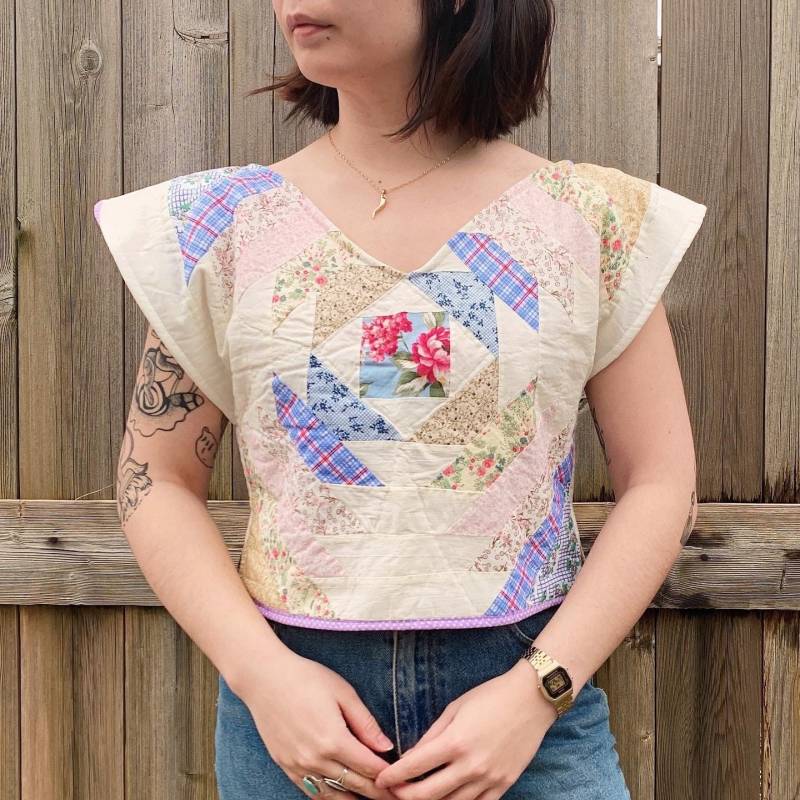 Gestepptes Kurzarm-Kurzarm-Crop-Top Mit V-Ausschnitt Vintage-Blockhaus-Patchwork-Blumencreme-Pastell von ShopShyTiger