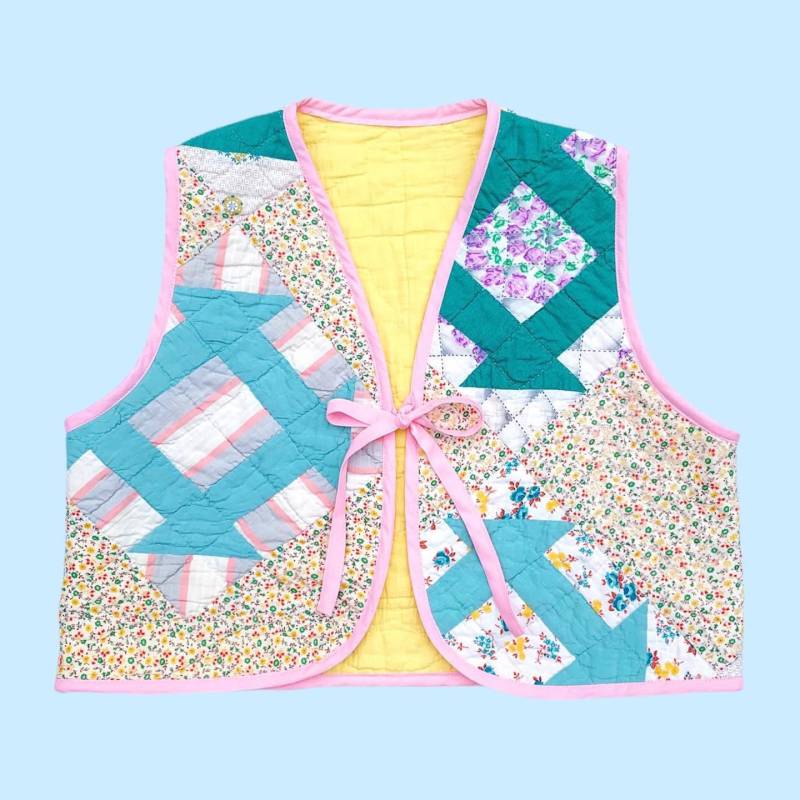 Kurze Weste Vorne Pink Gelb Grün Upcycled Quilt Diamant Blumen Pastell Patchwork Süß Bunt Dresdner Blumengarten Kurze Weste Vorne Pink Gelb Grün Upcycled Quilt Diamant Blumen Pastell Patchwork Süß Bunt Dresdner Blumengarten von ShopShyTiger