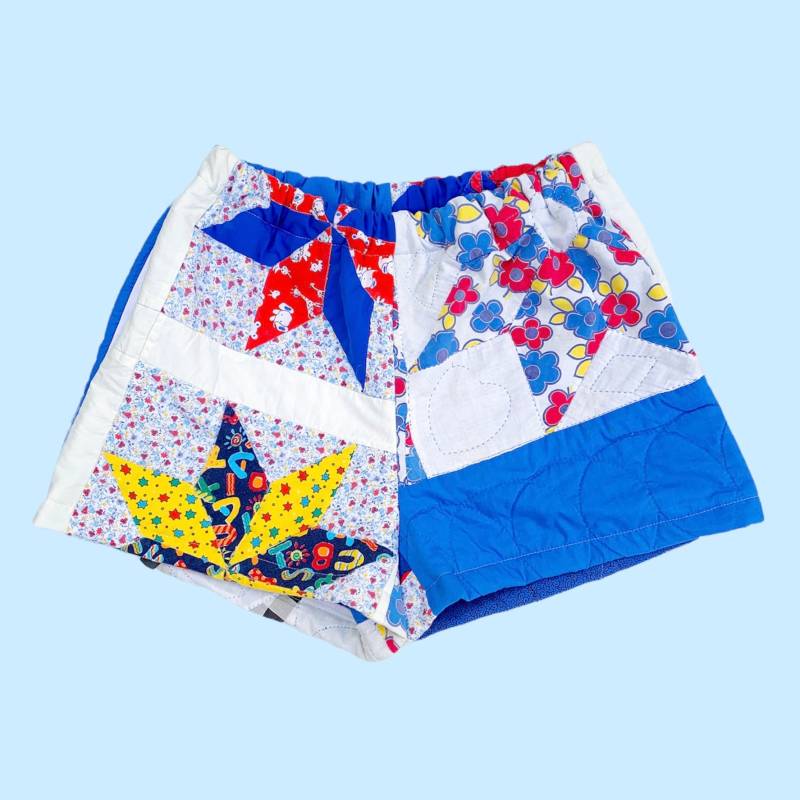 Quilt Shorts Mit Hoher Taille - Acht Stern Patchwork Blau Weiß Rot Handgemachte Upcycled Gesteppte Taschen Elastisch Quilt Shorts Mit Hoher Taille - Acht Stern Patchwork Blau Weiß Rot Handgemachte Upcycled Gesteppte Taschen Elastisch von ShopShyTiger