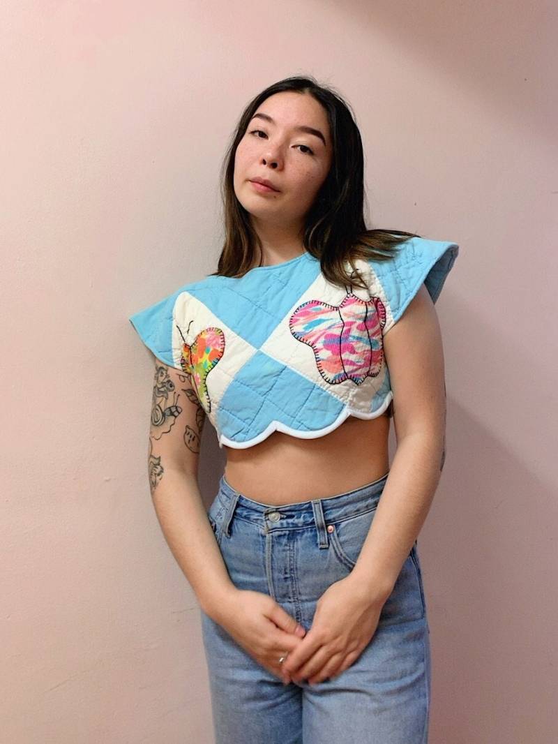 U-Boot-Ausschnitt Gesteppter Kurzarm-Pullover-Crop-Top Vintage Hand Bestickt Baby Blau Weiß Geflügelte Antike Schmetterling Patchwork Ausgebogten U-Boot-Ausschnitt Gesteppter Kurzarm-Pullover-Crop-Top Vintage Hand Bestickt Baby Blau Weiß Geflügelte Antike Schmetterling Patchwork Ausgebogten von ShopShyTiger