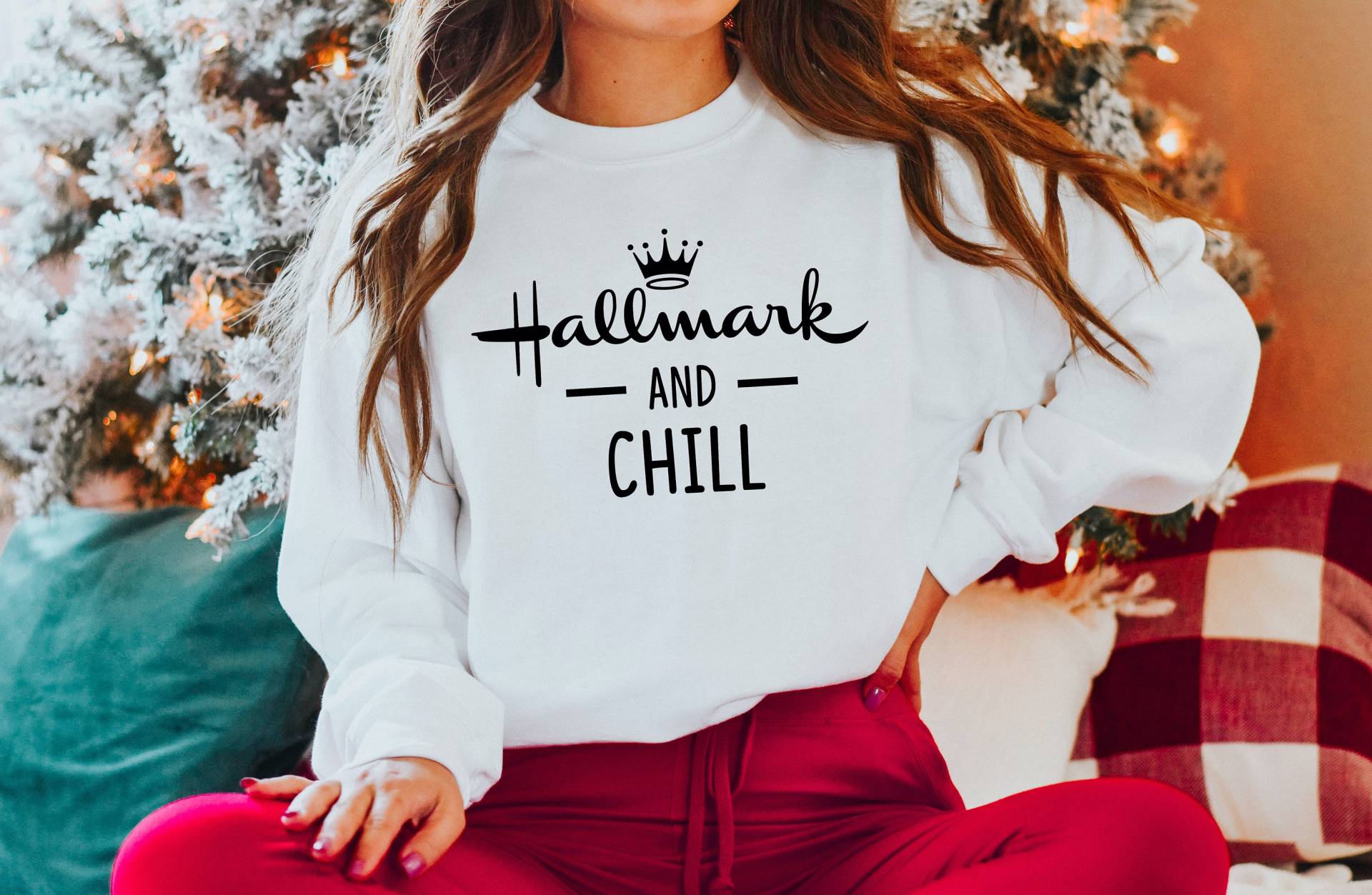 Christmas Movies & Chill Longsleeve Rundhals Fleece Sweatshirt von ShopSouthernSassUS