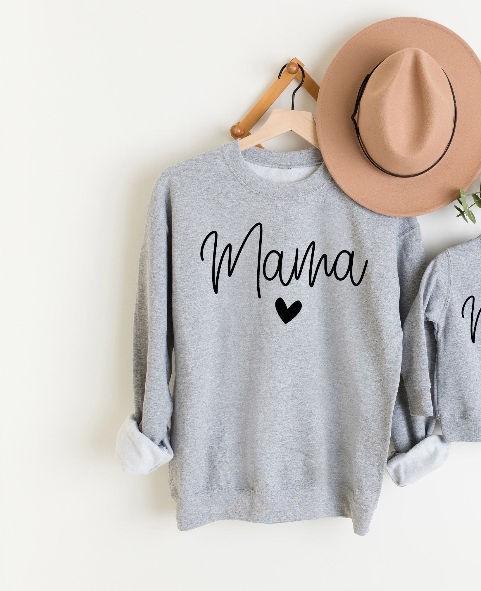 Mama Cursive Herz Langarm Rundhals Fleece Sweatshirt von ShopSouthernSassUS