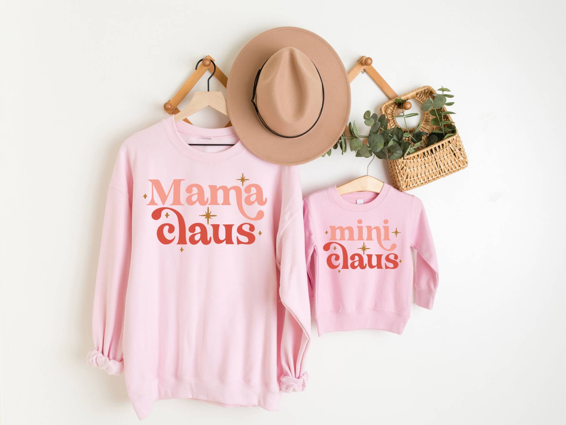 Passende Mama | Mini Claus Weihnachts Sweatshirts von ShopSouthernSassUS