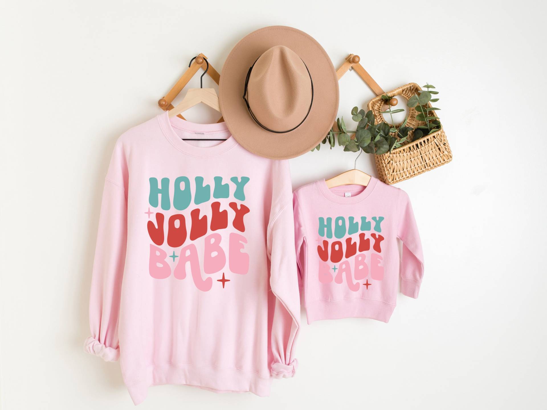 Passende Mama | Mini Holly Jolly Babe Weihnachten Sweatshirts von ShopSouthernSassUS