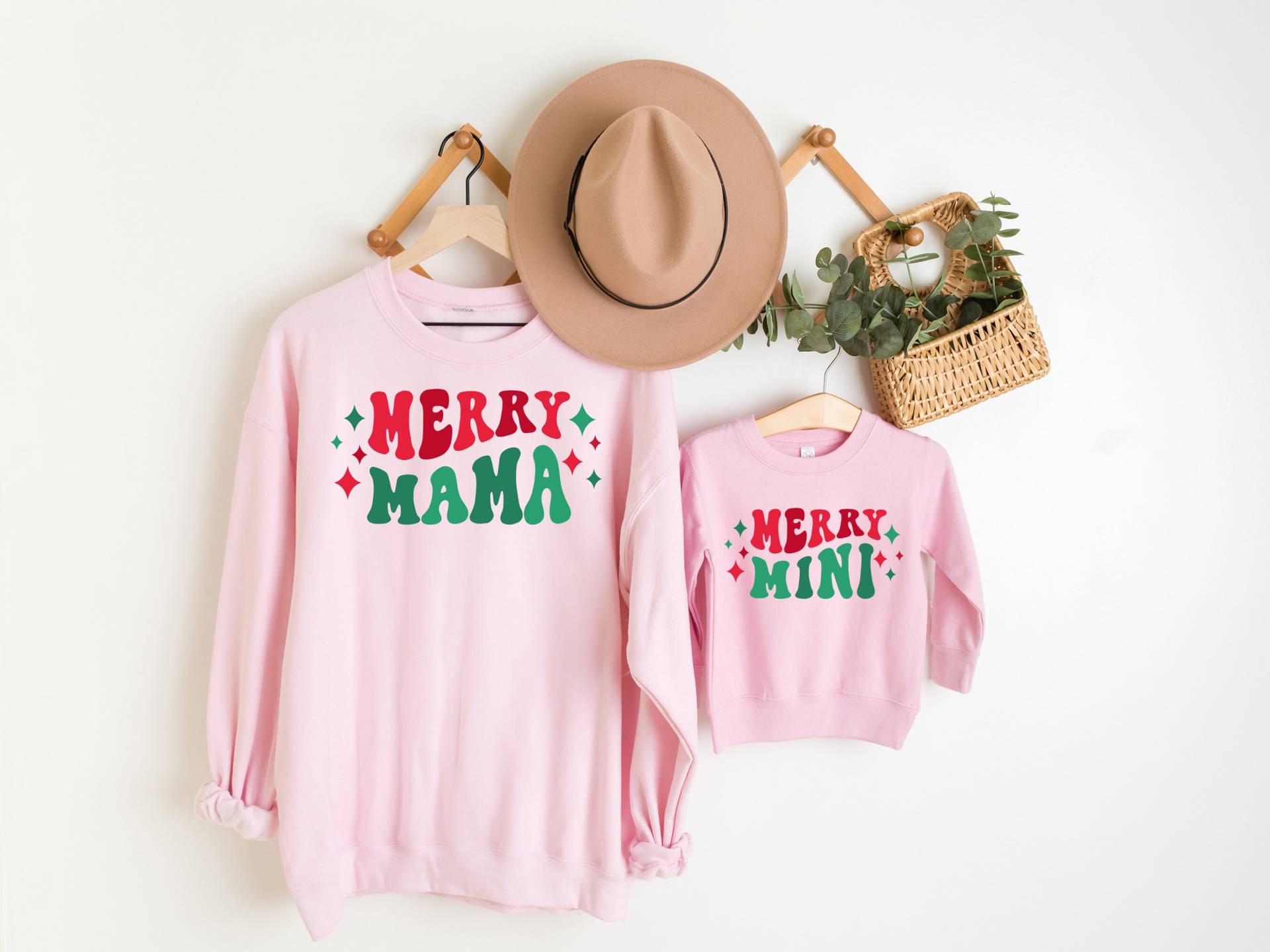 Passende Mama | Mini Retro Merry Weihnachten Sweatshirts von ShopSouthernSassUS