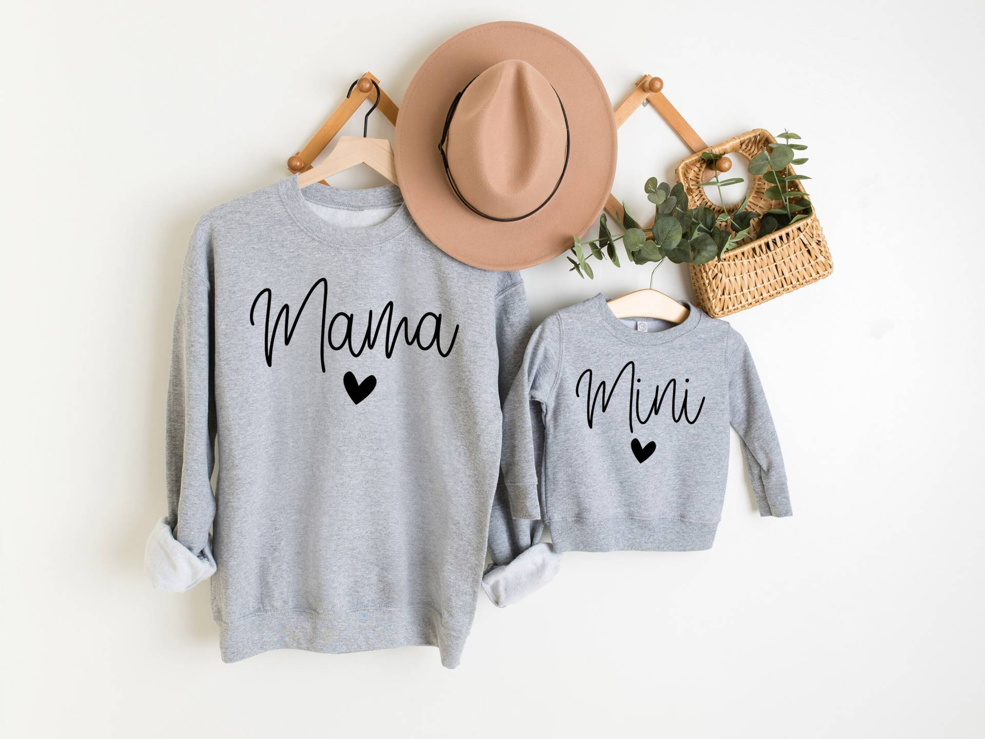 Passende Mama & Me | Mini Cursive Herz Langarm Rundhals Fleece Sweatshirt Set von ShopSouthernSassUS