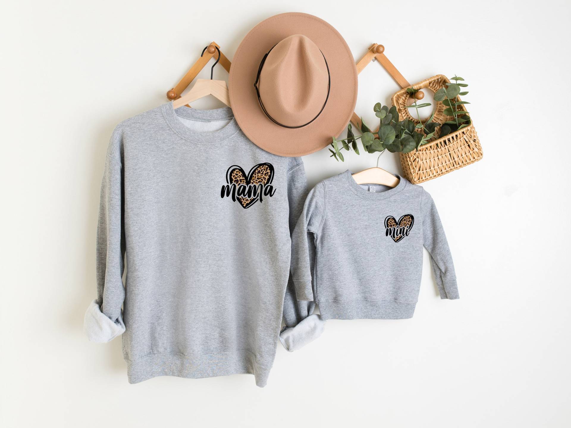 Passende Mama & Me | Mini Leopard Herz Langarm Rundhals Fleece Sweatshirt Set von ShopSouthernSassUS