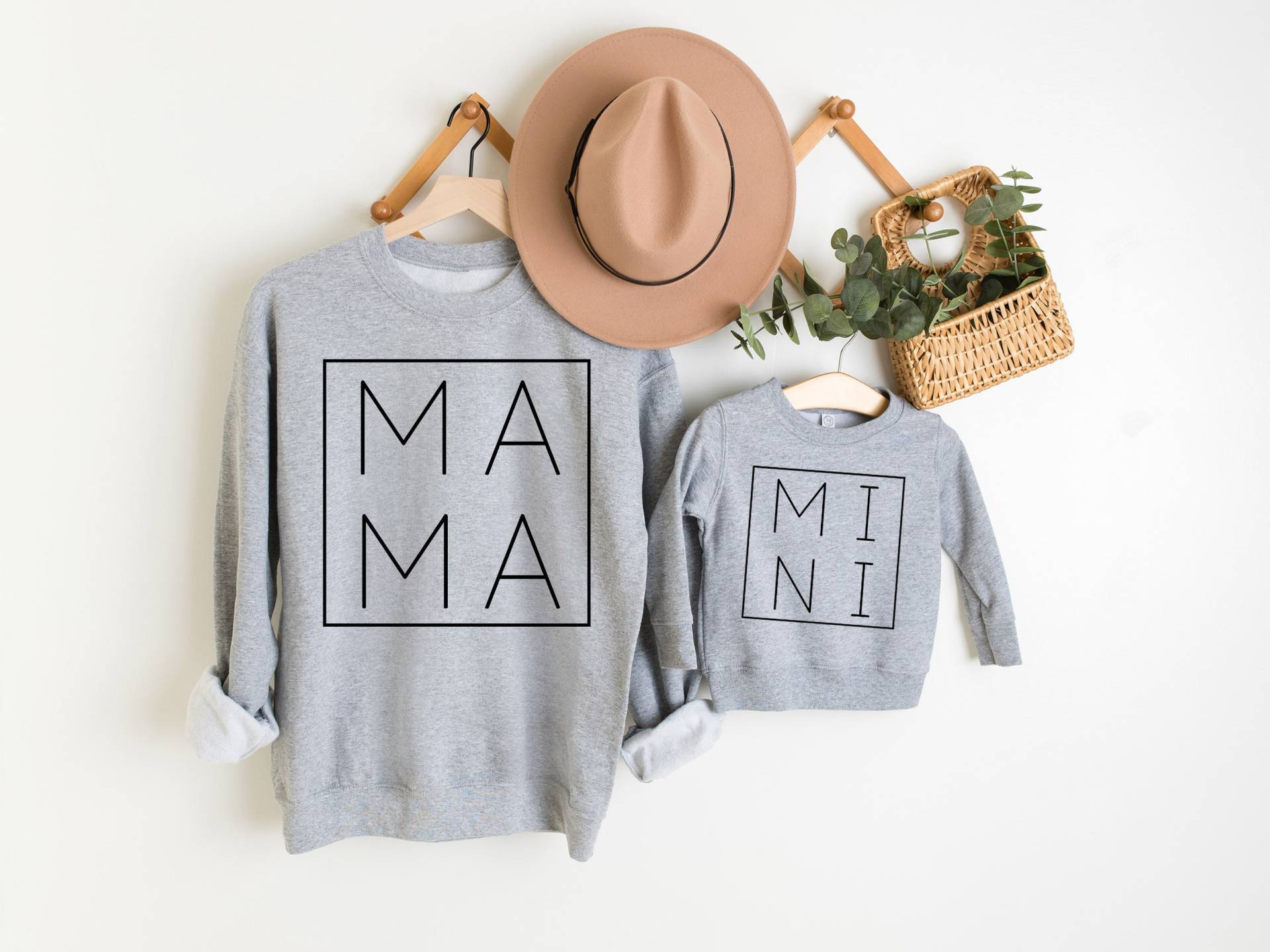 Passende Mama & Me | Mini Viereck Langarm Rundhals Fleece Sweatshirt Set von ShopSouthernSassUS