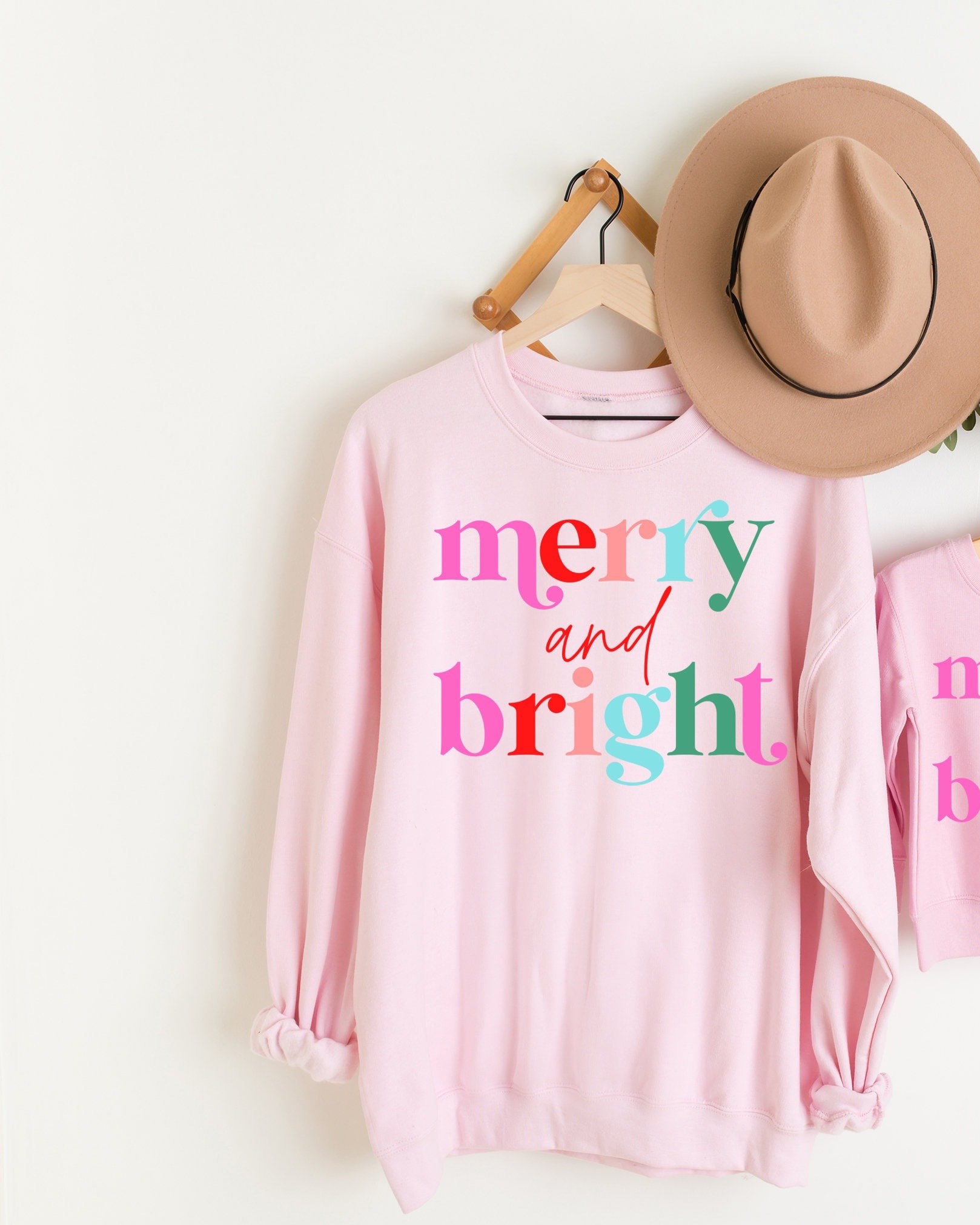 Retro Merry & Bright Adult Christmas Sweatshirt von ShopSouthernSassUS