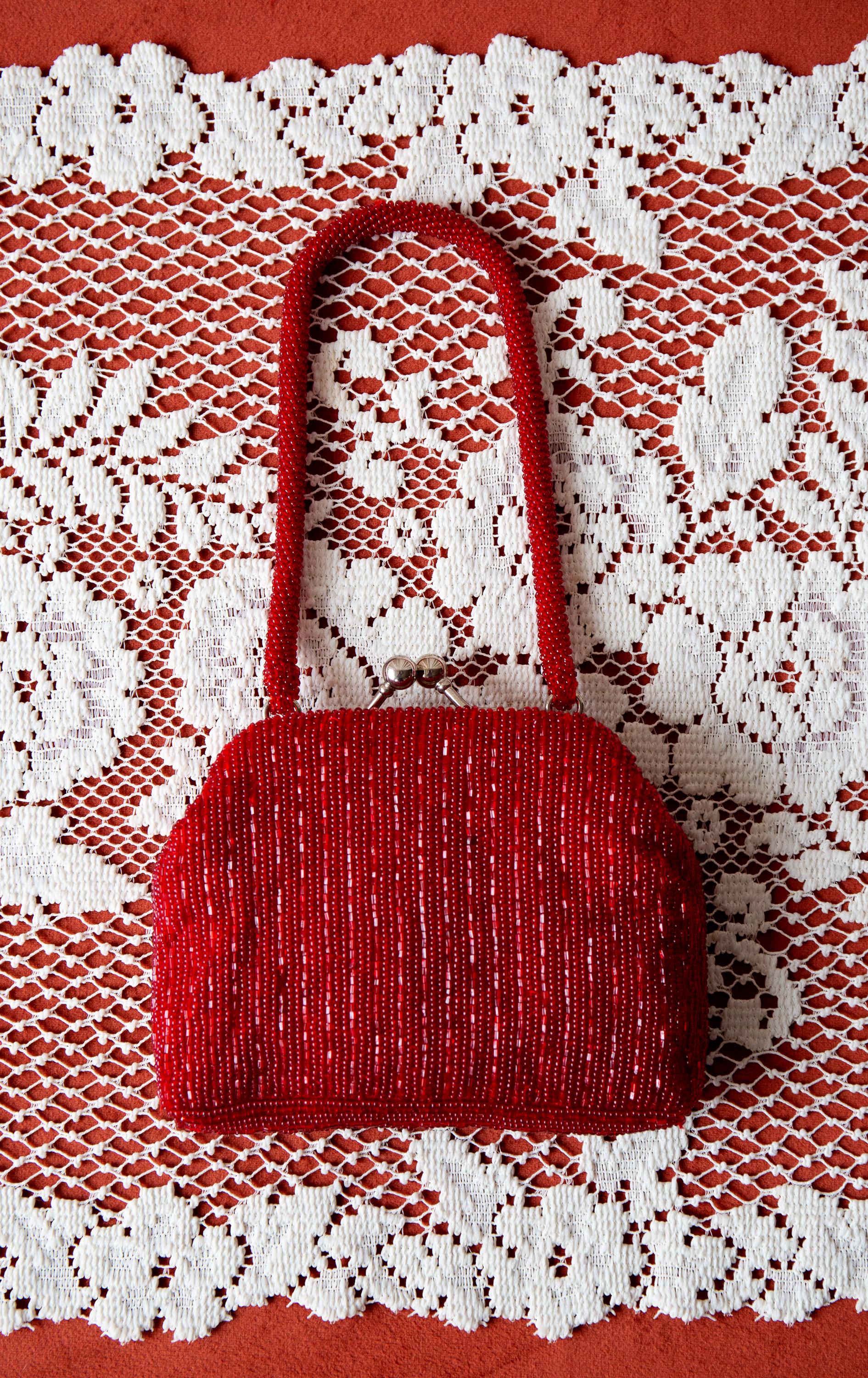 Vintage Rote Perlen Handtasche von ShopTHEWEARS