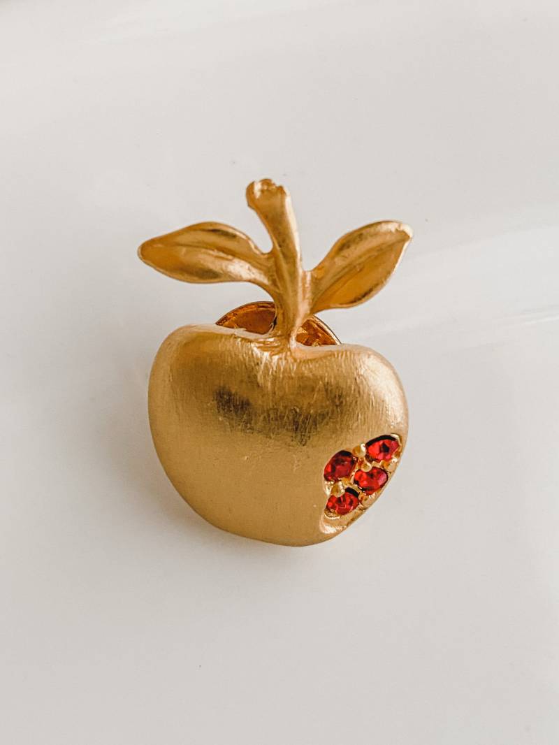 Vintage Gebürstete Goldfarbene Apfel Brosche Anstecknadel Mit Roten Strasssteinen Zierliche Pin Schmuck Lehrer Geschenk Schmuck von ShopTheUsual
