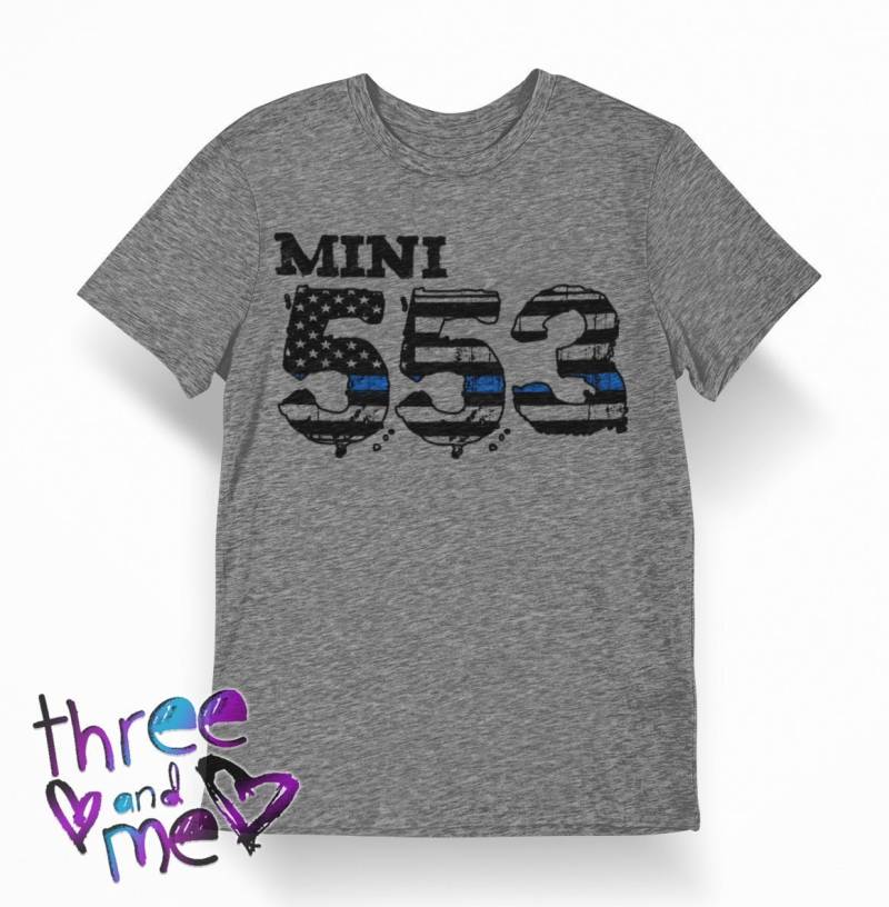 Mini Polizei "Abzeichen Nummer" Baby Babyanzüge Und Kinder T-Shirts; Dünne Blaue Linie Inspiriert von ShopThreeAndMe