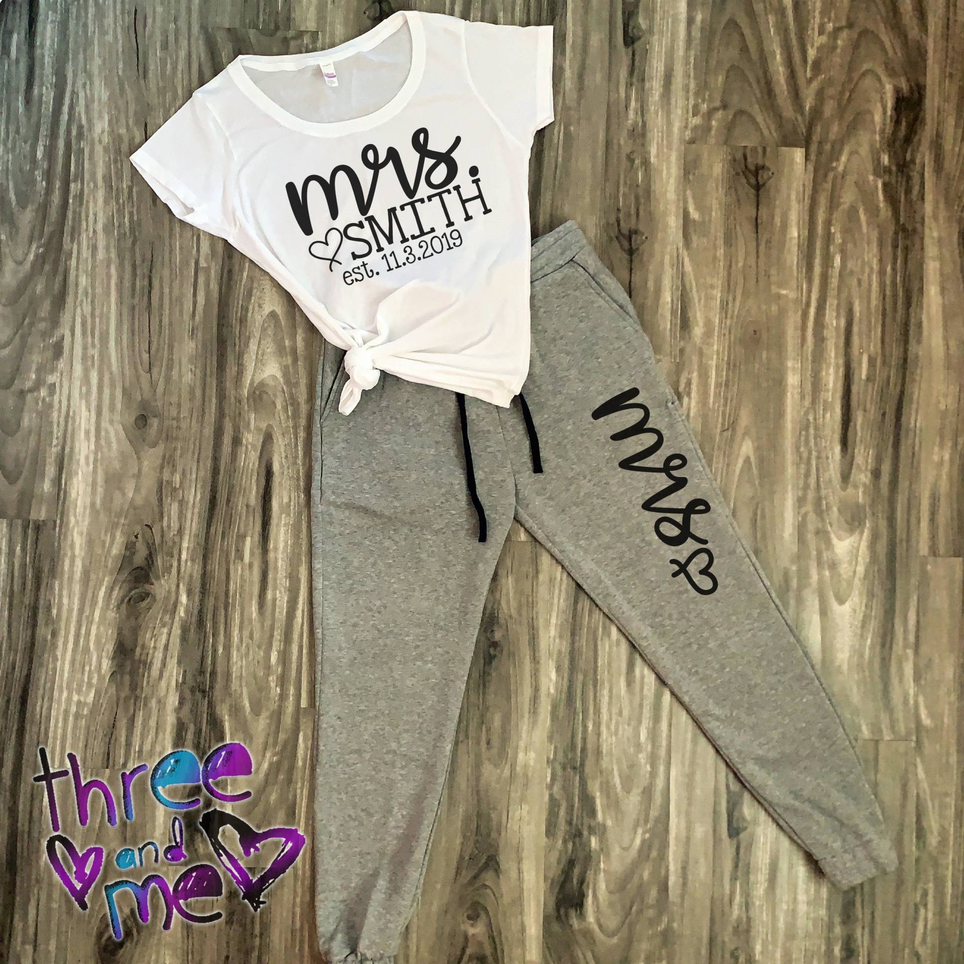Mrs. Custom T-Shirt Und Jogger Sweats Set; Just Married Outift; Braut Jogginghose von ShopThreeAndMe