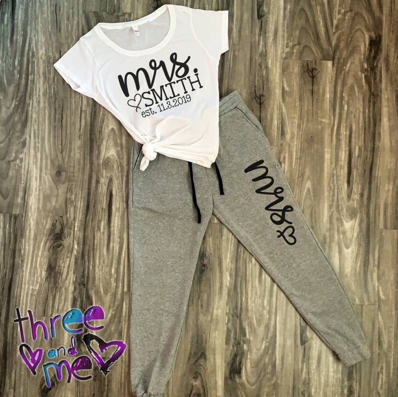 Mrs. Custom T-Shirt Und Jogger Sweats Set; Just Married Outift; Braut Jogginghose von ShopThreeAndMe