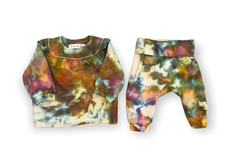 Ojai Batik Baby Rüschen Sweatsuit 2Mo-9Mo | Tocayo Hand Eisgefärbt Crew Fleece + Jogger Hose Bio Baumwolle Säugling Mädchen Regenbogen Multi von ShopTocayo