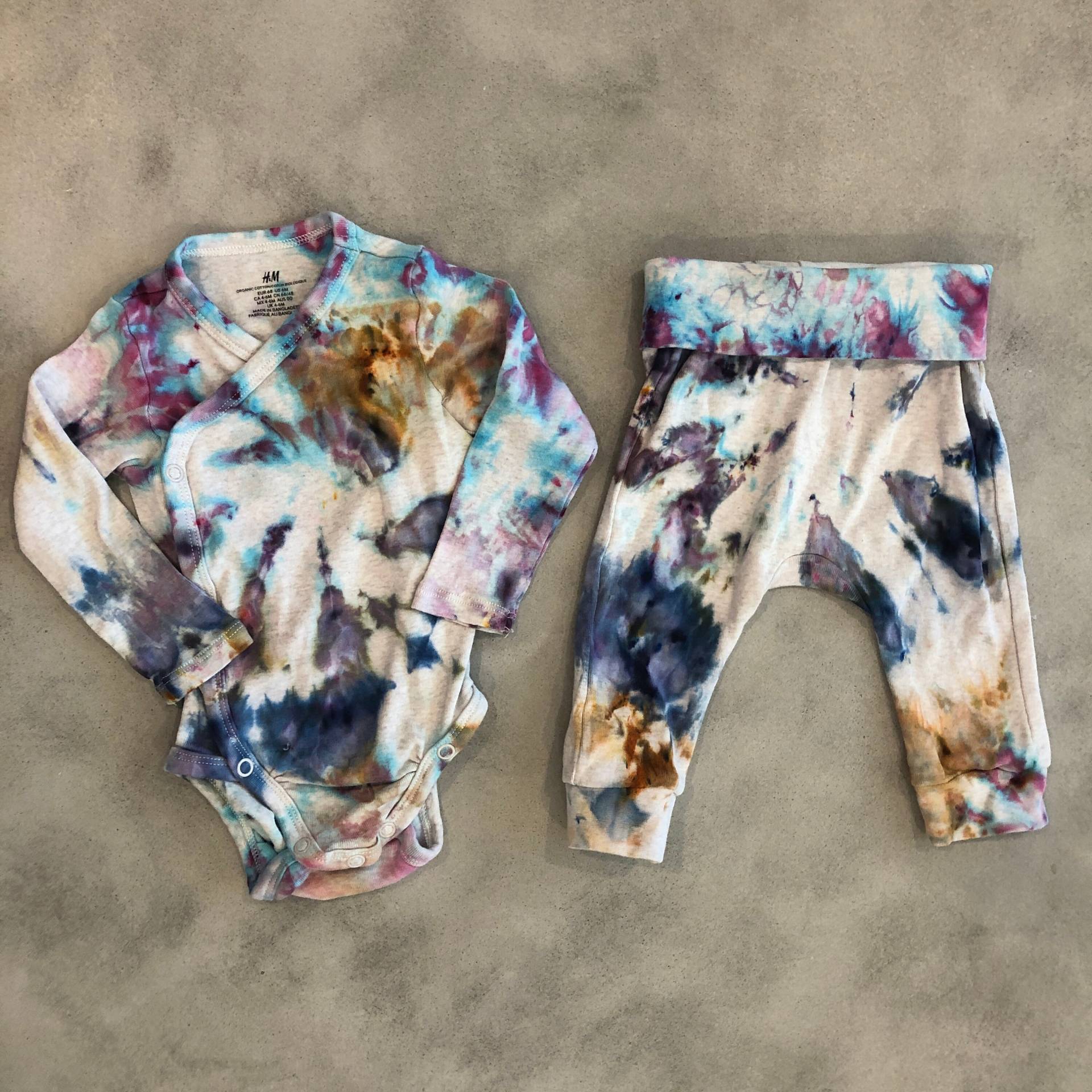 The Aquarian 2 Stück Kimono Tie Dye Baby Set 2-9M | Body Und Hose Aus Bio-Baumwolle Tocayo Hand Ice Dyed 4 6 9 Monate The Aquarian 2 Stück Kimono Tie Dye Baby Set 2-9M | Body Und Hose Aus Bio-Baumwolle Tocayo Hand Ice Dyed 4 6 9 Monate von ShopTocayo