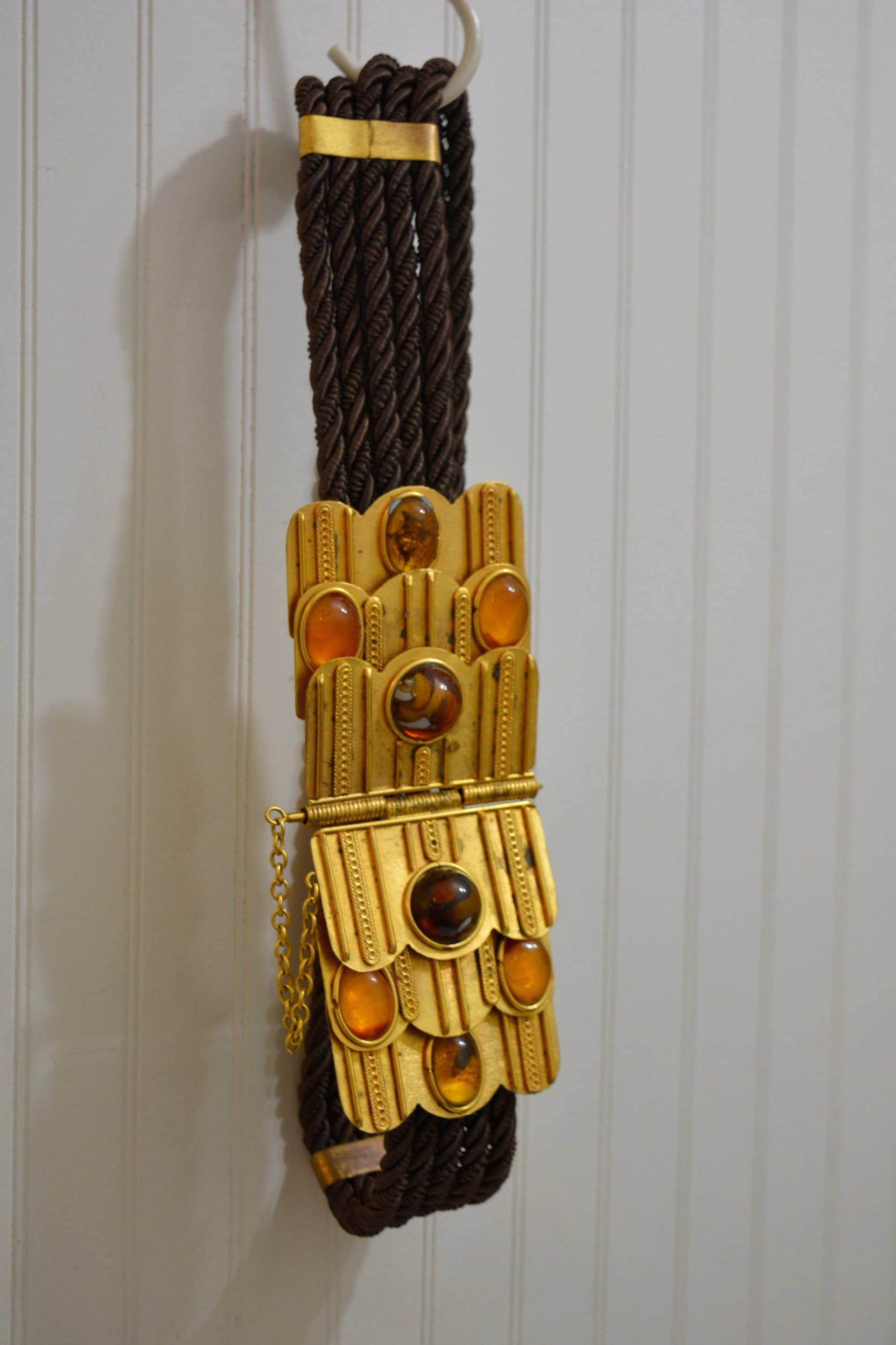 1970Er Jahre | Jahrgang Braune Seidenschnur Gürtel Mit Goldener Schnalle 1970Er Jahre | Jahrgang Braune Seidenschnur Gürtel Mit Goldener Schnalle von ShopTwiceVintage