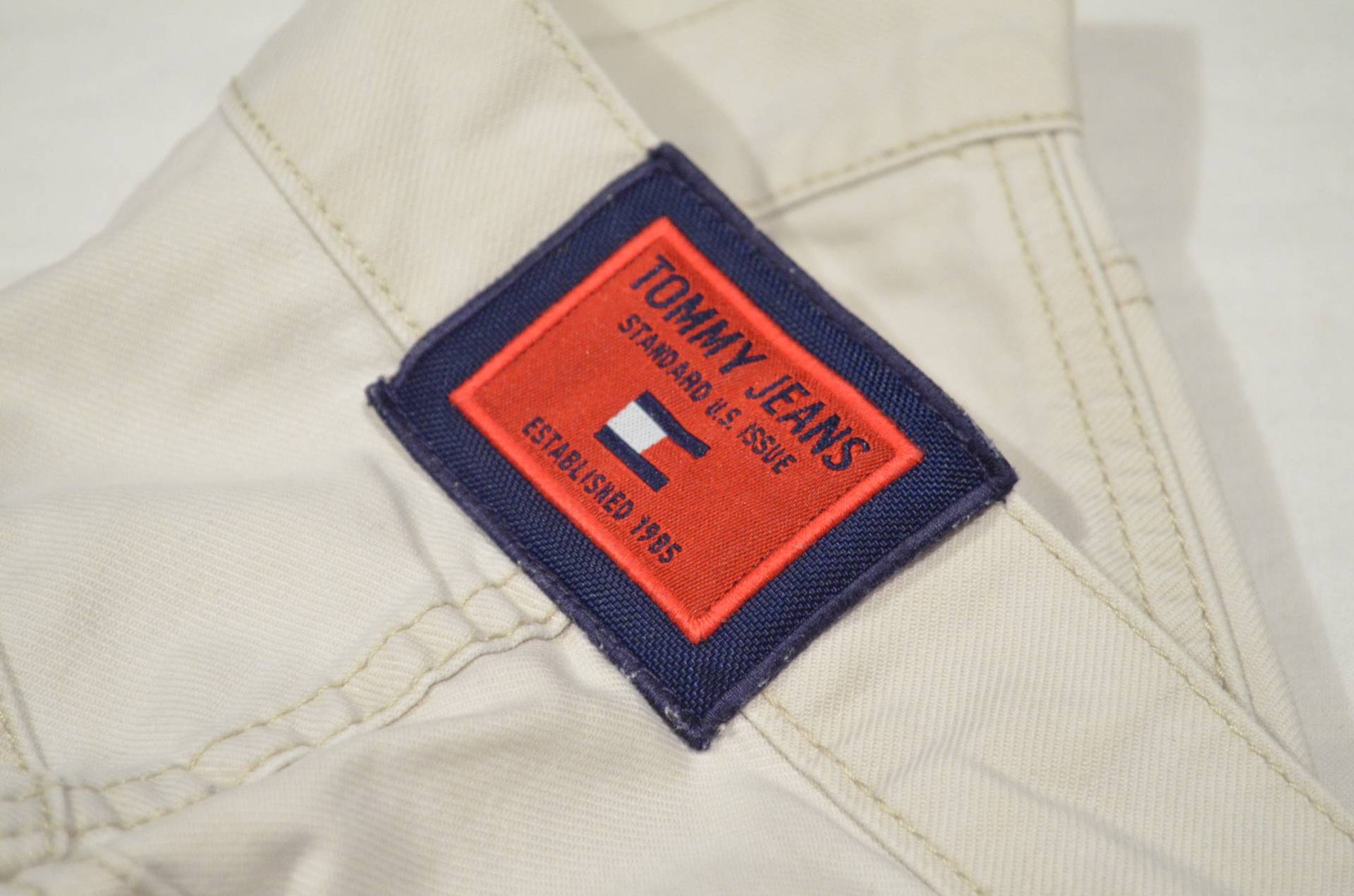 Vintage 1990S Tommy Hilfiger 36 X 34 Baggy Light Khaki Twill Jeans Pants Th Spellout Outseam Flag Logo von ShopTwilled