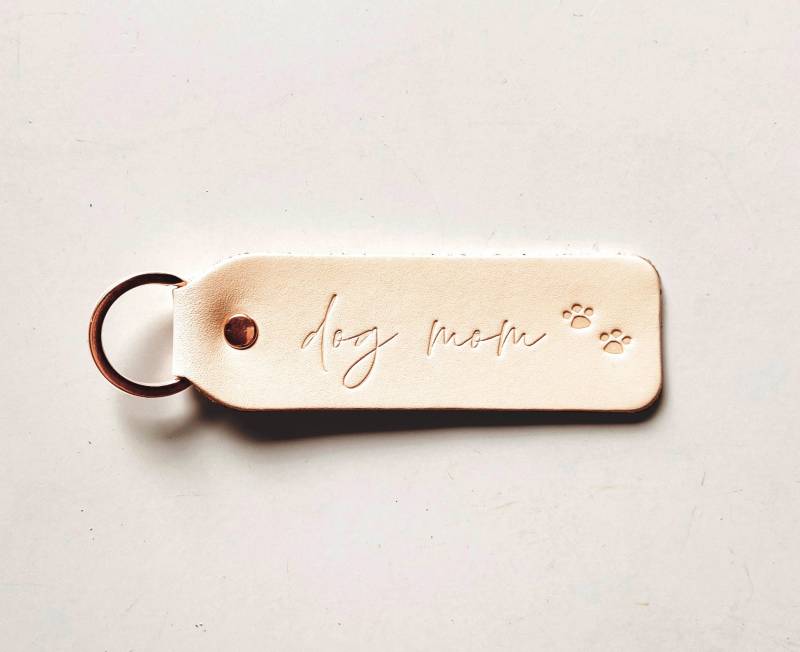 Dog Mom Scripted Schlüsselanhänger von ShopTwinSparrow