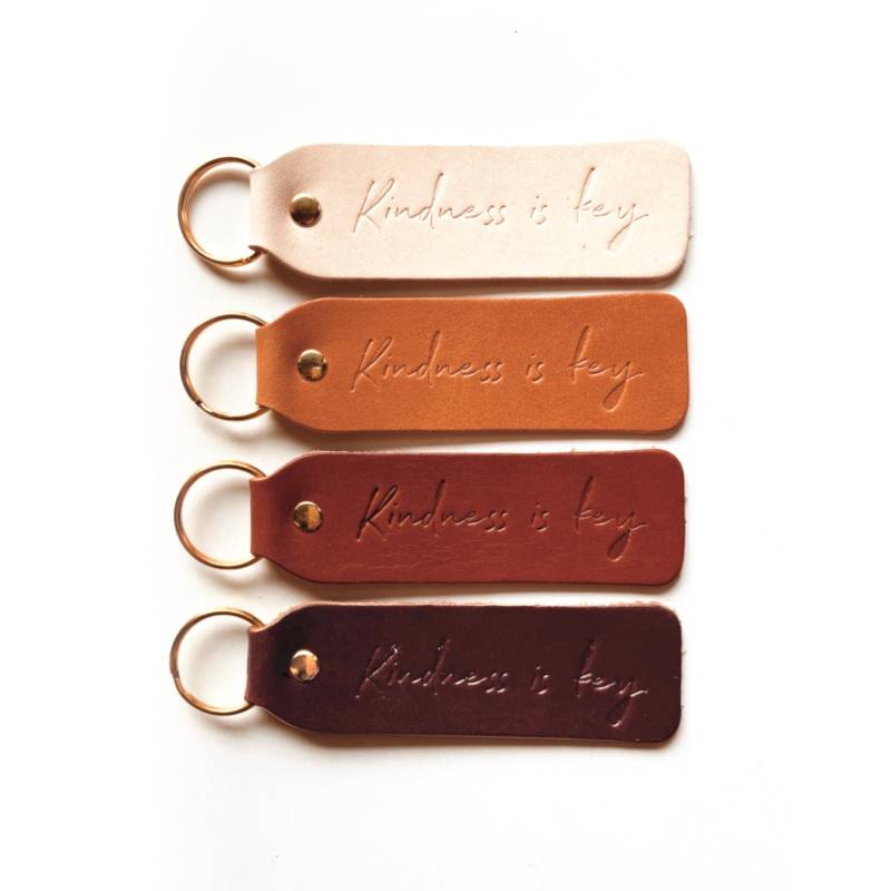 Kindness Is Key Scripted Schlüsselanhänger von ShopTwinSparrow