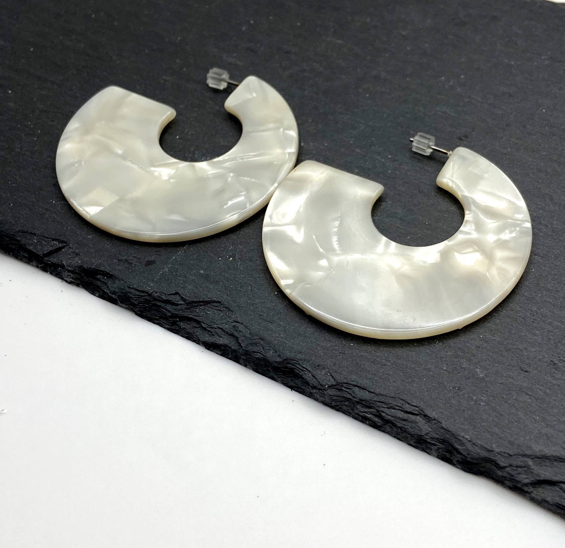 Harz Weiße Perle Halbkreis Ohrstecker, Boho Ohrringe, Statement Eohrringe Harz Weiße Perle Halbkreis Ohrstecker, Boho Ohrringe, Statement Eohrringe von ShopVelvetJewelry