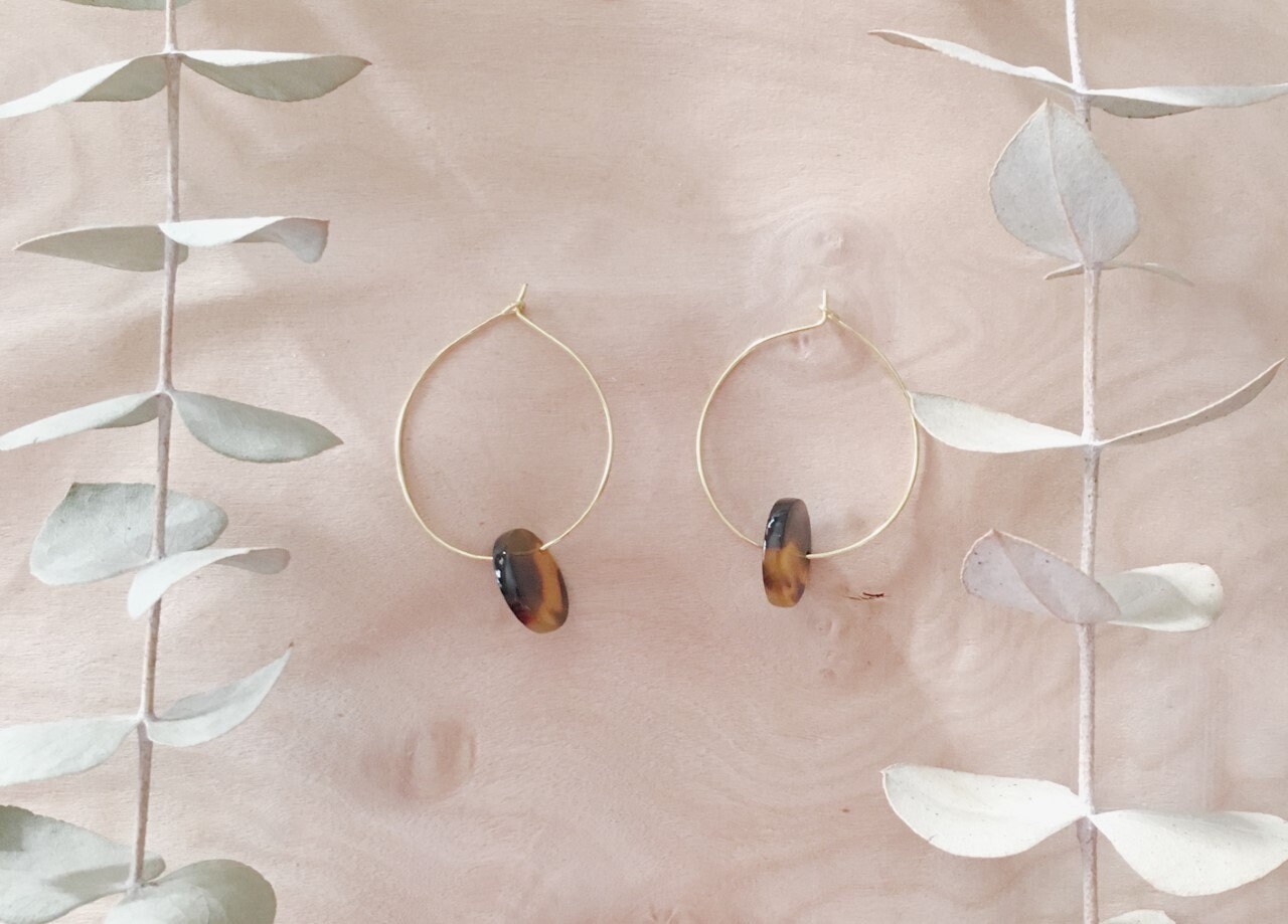 Zierliche Schildkröte Scheibe Creolen, Miminalist Ohrringe, Einfache Acryl Ohrringe Zierliche Schildkröte Scheibe Creolen, Miminalist Ohrringe, Einfache Acryl Ohrringe von ShopVelvetJewelry