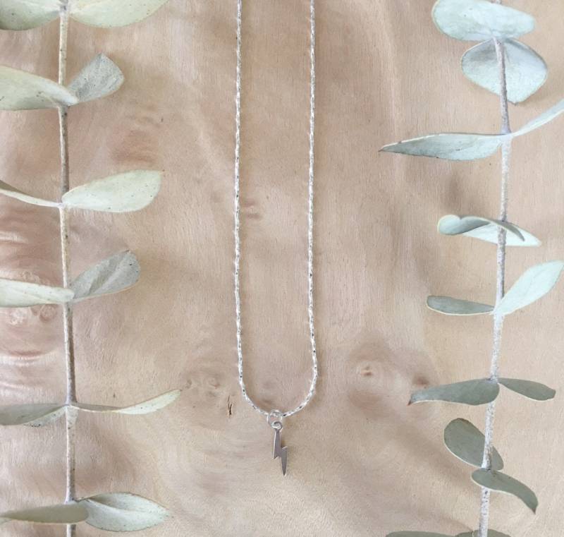 Zierliche Sterling Silber Kleine Beleuchtung Bolt Charm Halskette, Anhänger Halskette von ShopVelvetJewelry