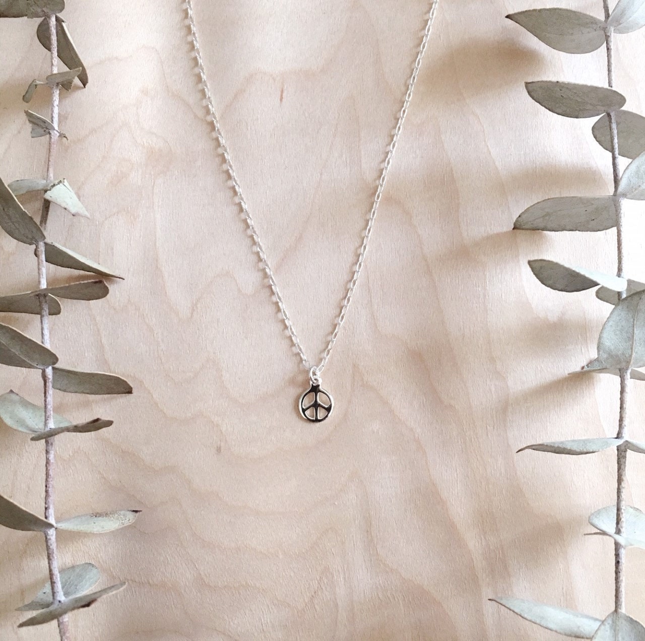 Zierliche Sterling Silber Kleine Frieden Zeichen Charm Halskette, Anhänger Halskette Zierliche Sterling Silber Kleine Frieden Zeichen Charm Halskette, Anhänger Halskette von ShopVelvetJewelry