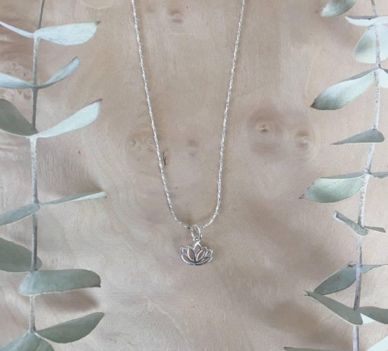 Zierliche Sterling Silber Lotus Anhänger Halskette von ShopVelvetJewelry