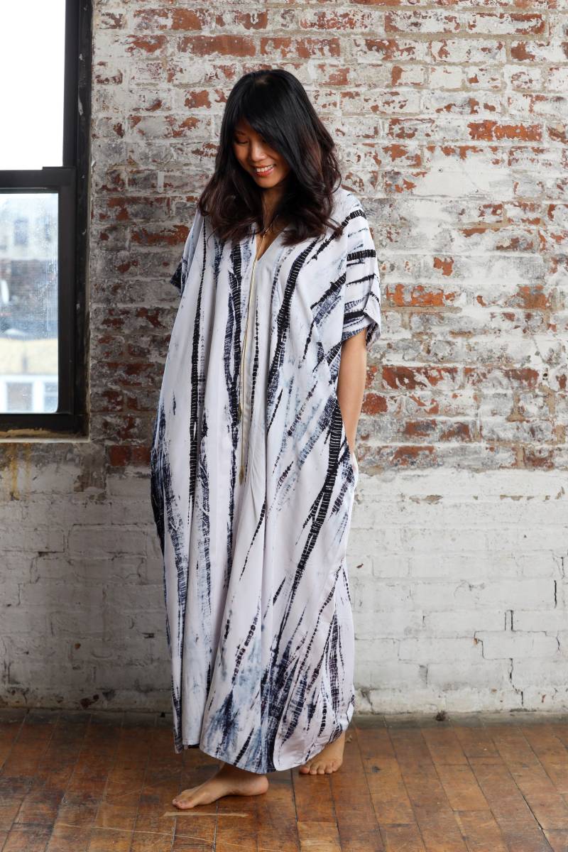 Weißes Kleid Tie Dye Kaftan Sommer Maxi Hijab Boho Langes Mit Ärmeln Handgemachte Brautjungfer Geschenke Strand von ShopWanderBliss