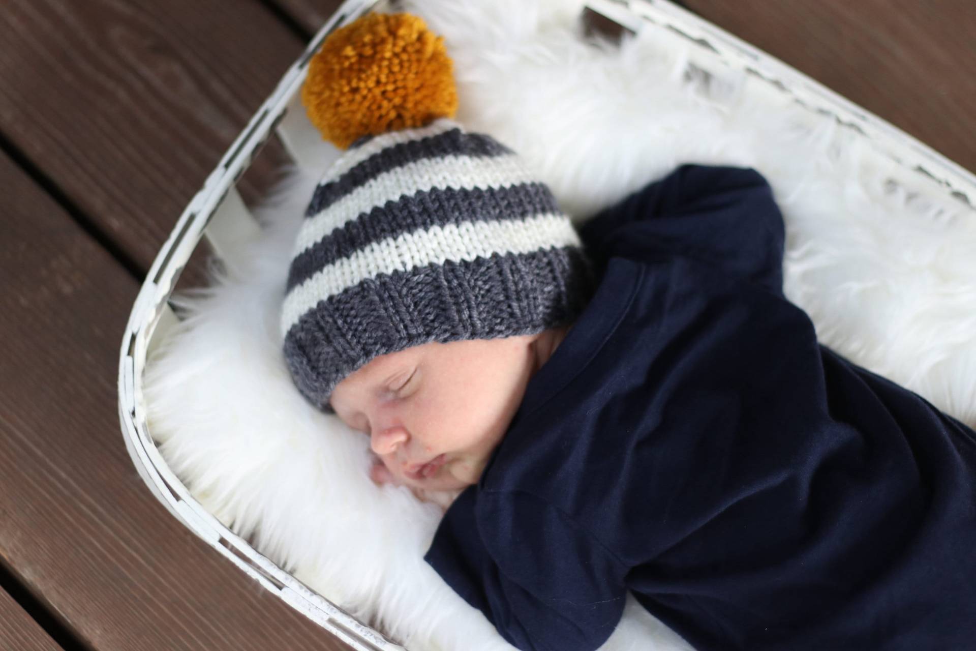 Gestreifte Baby-Mütze, Gelbe Große Pom Hut, Einzigartige Baby-Kleidung, Junge Gehen Nach Hause Outfit, Neugeborenen Foto Prop, Herbst Baby von ShopWildlyBlessed