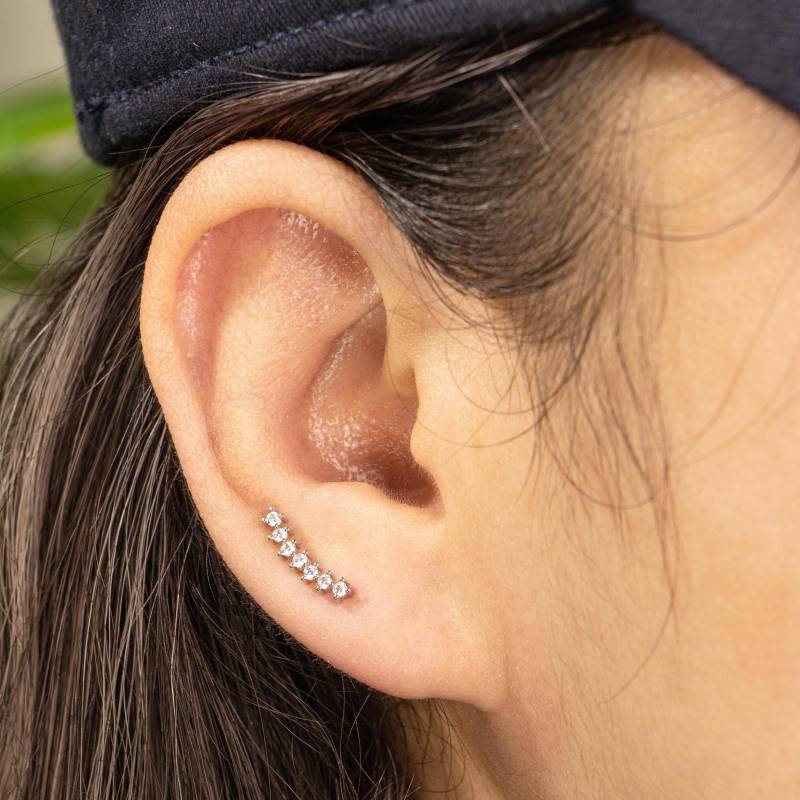 Curved Cz Bar Earrings, Cartilage Stud, Tiny Climber Labret Studs, Screw Back Earring, Conch, Tragus Piercing, Helix Stacking Earrings von AlinaChicJewelry